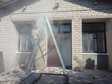 Шефы заменили сгнившую входную дверь в здании ТОА села Заря