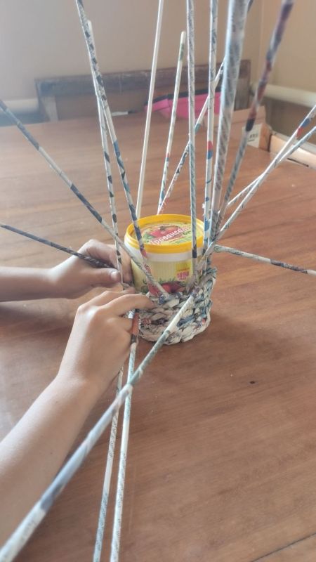 Сегодня в Приазовском ДК воспитанницы научились новому ремеслу- плетению из бумажной лозы Сегодня в Приазовском ДК воспитанницы научились новому ремеслу- плетению из бумажной лозы