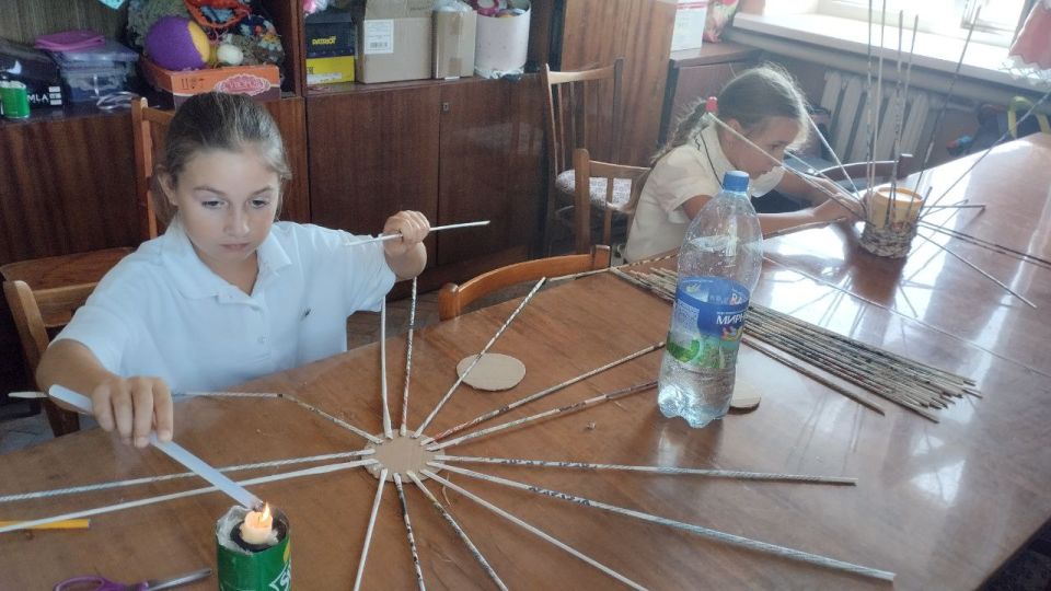 Сегодня в Приазовском ДК воспитанницы научились новому ремеслу- плетению из бумажной лозы Сегодня в Приазовском ДК воспитанницы научились новому ремеслу- плетению из бумажной лозы