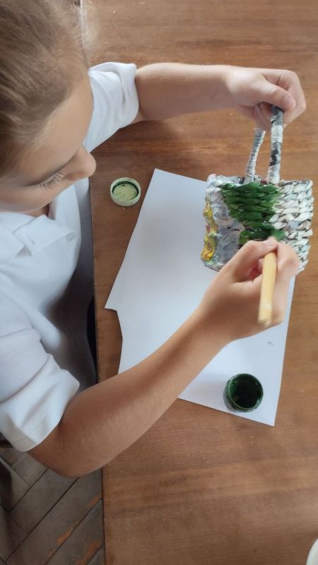 Сегодня в Приазовском ДК воспитанницы научились новому ремеслу- плетению из бумажной лозы Сегодня в Приазовском ДК воспитанницы научились новому ремеслу- плетению из бумажной лозы