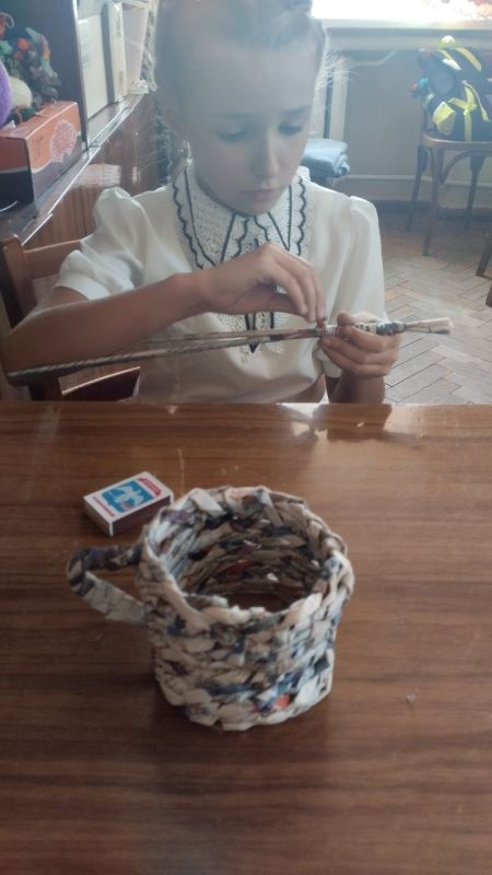 Сегодня в Приазовском ДК воспитанницы научились новому ремеслу- плетению из бумажной лозы Сегодня в Приазовском ДК воспитанницы научились новому ремеслу- плетению из бумажной лозы