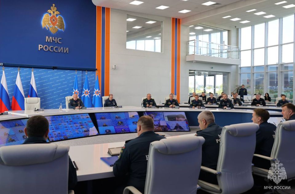 Глава МЧС России Александр Куренков представил личному составу своего заместителя Алексея Кострубицкого