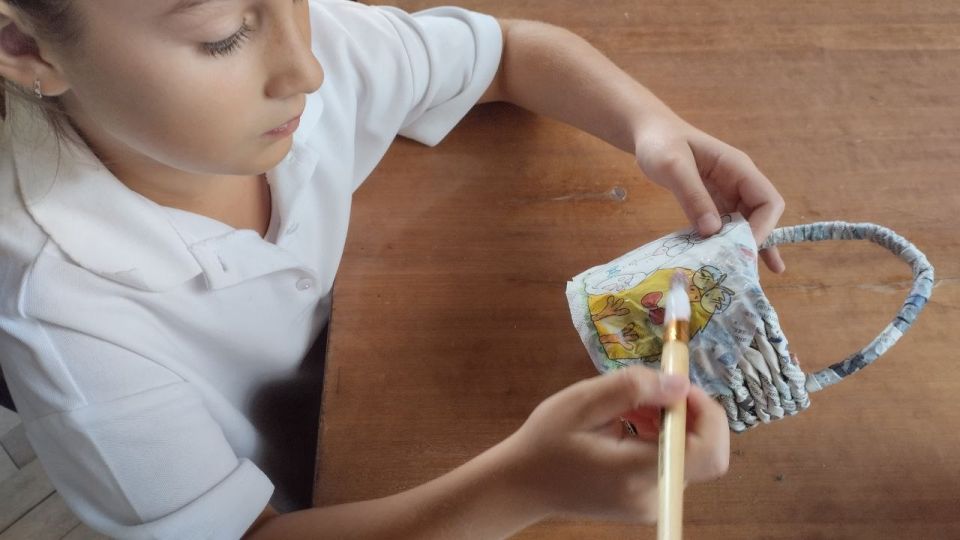 Сегодня в Приазовском ДК воспитанницы научились новому ремеслу- плетению из бумажной лозы Сегодня в Приазовском ДК воспитанницы научились новому ремеслу- плетению из бумажной лозы