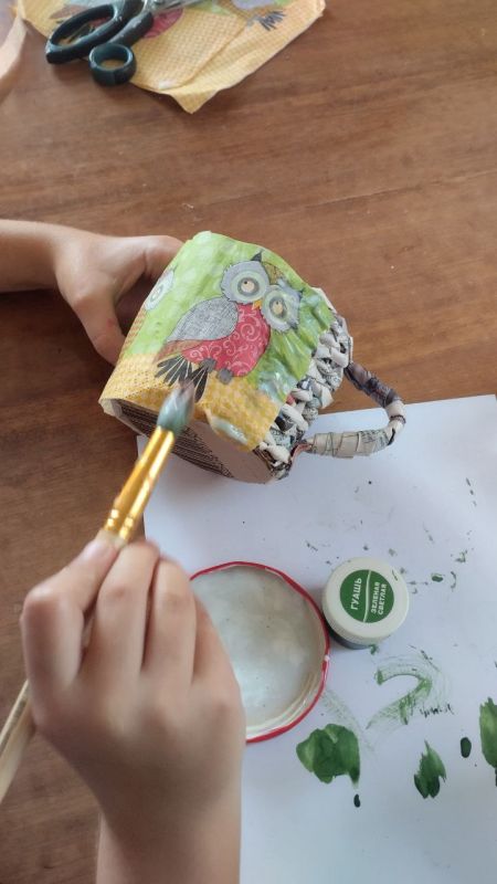 Сегодня в Приазовском ДК воспитанницы научились новому ремеслу- плетению из бумажной лозы Сегодня в Приазовском ДК воспитанницы научились новому ремеслу- плетению из бумажной лозы