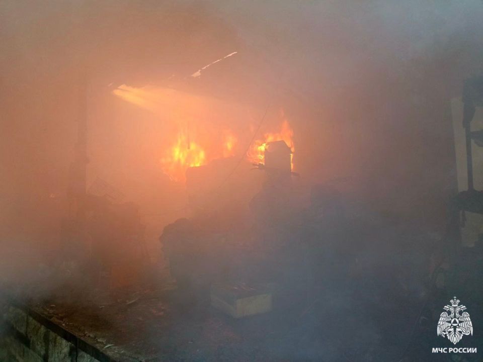 В Бердянске огнеборцы МЧС России оперативно ликвидировали возгорание на СТО В Бердянске огнеборцы МЧС России оперативно ликвидировали возгорание на СТО