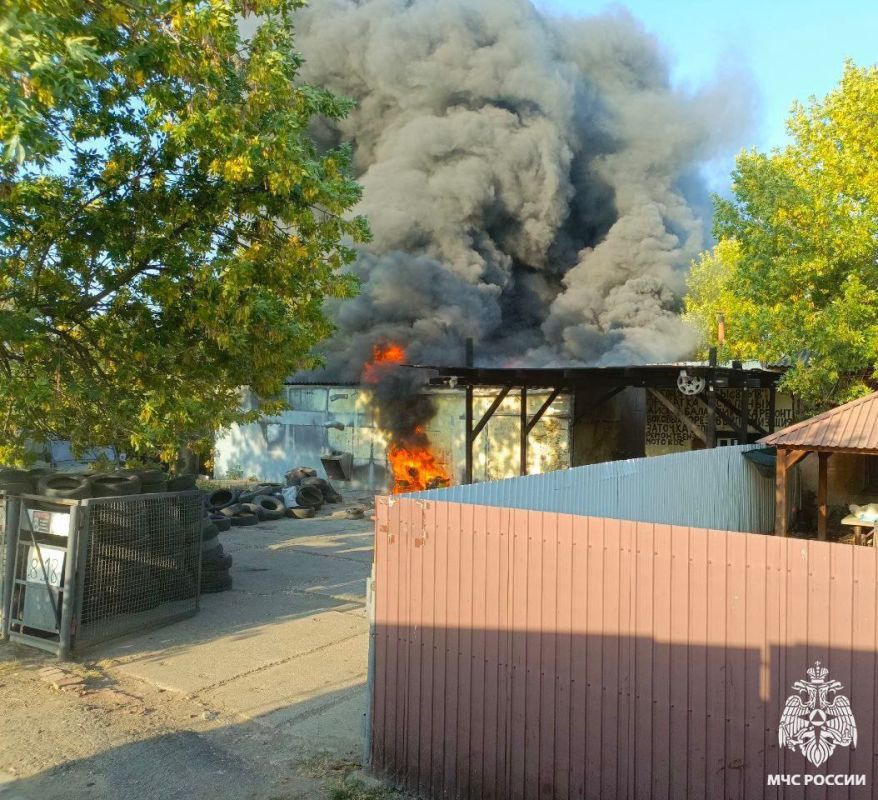 В Бердянске огнеборцы МЧС России оперативно ликвидировали возгорание на СТО