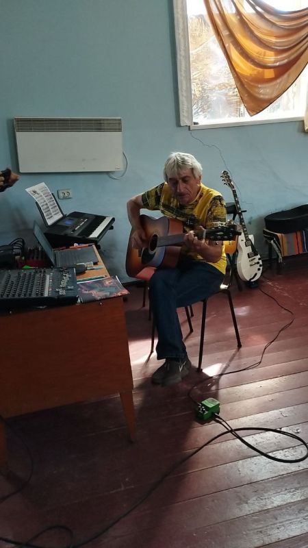 Активисты "Народного фронта" в Запорожской области вручили лично в руки эксклюзивный и такой желанный инструмент - гитару художественному руководителю Анновского СДК Штенгелову Сергею Викторовичу, на которой оставил свой... Активисты "Народного фронта" в Запорожской области вручили лично в руки эксклюзивный и такой желанный инструмент - гитару художественному руководителю Анновского СДК Штенгелову Сергею Викторовичу, на которой оставил свой...