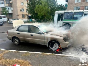 Автомобиль загорелся прямо во время движения в Бердянске