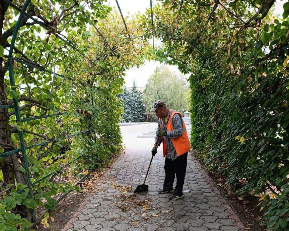 Сотрудники МУП КП «Контакт» провели работы по благоустройству территорий Токмака и Молочанска