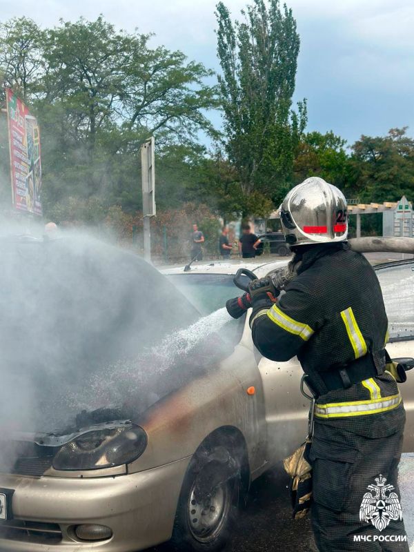Спасатели МЧС России ликвидировали возгорание автомобиля в Бердянске