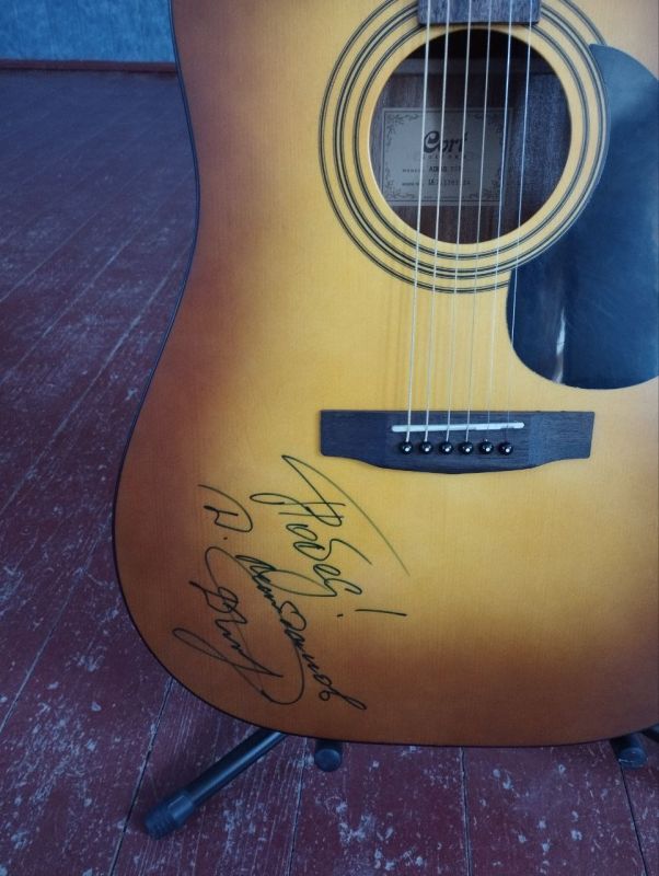 Активисты "Народного фронта" в Запорожской области вручили лично в руки эксклюзивный и такой желанный инструмент - гитару художественному руководителю Анновского СДК Штенгелову Сергею Викторовичу, на которой оставил свой... Активисты "Народного фронта" в Запорожской области вручили лично в руки эксклюзивный и такой желанный инструмент - гитару художественному руководителю Анновского СДК Штенгелову Сергею Викторовичу, на которой оставил свой...