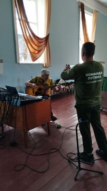 Активисты "Народного фронта" в Запорожской области вручили лично в руки эксклюзивный и такой желанный инструмент - гитару художественному руководителю Анновского СДК Штенгелову Сергею Викторовичу, на которой оставил свой... Активисты "Народного фронта" в Запорожской области вручили лично в руки эксклюзивный и такой желанный инструмент - гитару художественному руководителю Анновского СДК Штенгелову Сергею Викторовичу, на которой оставил свой...