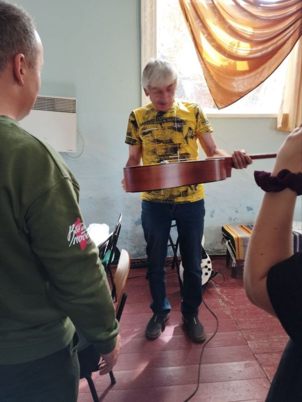 Активисты "Народного фронта" в Запорожской области вручили лично в руки эксклюзивный и такой желанный инструмент - гитару художественному руководителю Анновского СДК Штенгелову Сергею Викторовичу, на которой оставил свой... Активисты "Народного фронта" в Запорожской области вручили лично в руки эксклюзивный и такой желанный инструмент - гитару художественному руководителю Анновского СДК Штенгелову Сергею Викторовичу, на которой оставил свой...