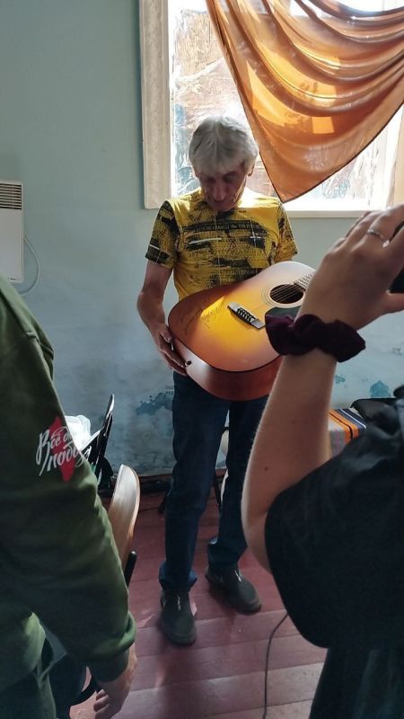 Активисты "Народного фронта" в Запорожской области вручили лично в руки эксклюзивный и такой желанный инструмент - гитару художественному руководителю Анновского СДК Штенгелову Сергею Викторовичу, на которой оставил свой... Активисты "Народного фронта" в Запорожской области вручили лично в руки эксклюзивный и такой желанный инструмент - гитару художественному руководителю Анновского СДК Штенгелову Сергею Викторовичу, на которой оставил свой...