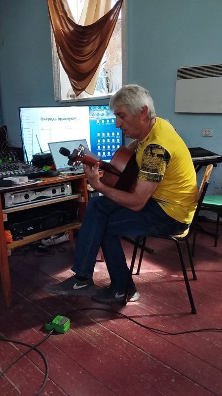 Активисты "Народного фронта" в Запорожской области вручили лично в руки эксклюзивный и такой желанный инструмент - гитару художественному руководителю Анновского СДК Штенгелову Сергею Викторовичу, на которой оставил свой... Активисты "Народного фронта" в Запорожской области вручили лично в руки эксклюзивный и такой желанный инструмент - гитару художественному руководителю Анновского СДК Штенгелову Сергею Викторовичу, на которой оставил свой...