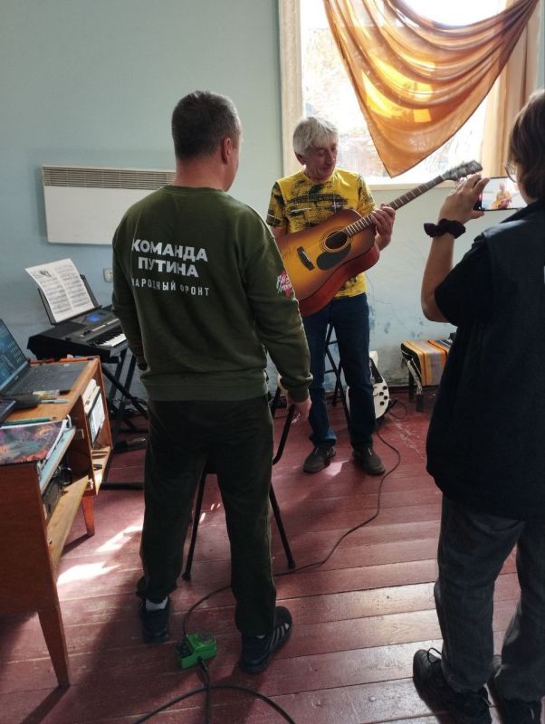 Активисты "Народного фронта" в Запорожской области вручили лично в руки эксклюзивный и такой желанный инструмент - гитару художественному руководителю Анновского СДК Штенгелову Сергею Викторовичу, на которой оставил свой... Активисты "Народного фронта" в Запорожской области вручили лично в руки эксклюзивный и такой желанный инструмент - гитару художественному руководителю Анновского СДК Штенгелову Сергею Викторовичу, на которой оставил свой...