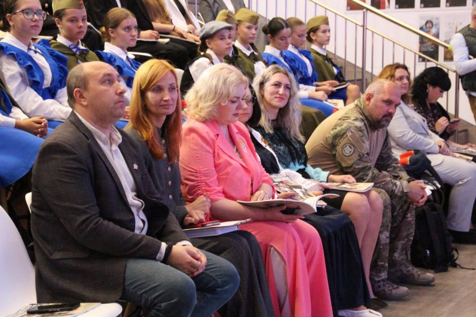 Сотрудники Министерства культуры приняли участие в презентации специального выпуска журнала «Родина», которая состоялась в Мелитополе Сотрудники Министерства культуры приняли участие в презентации специального выпуска журнала «Родина», которая состоялась в Мелитополе