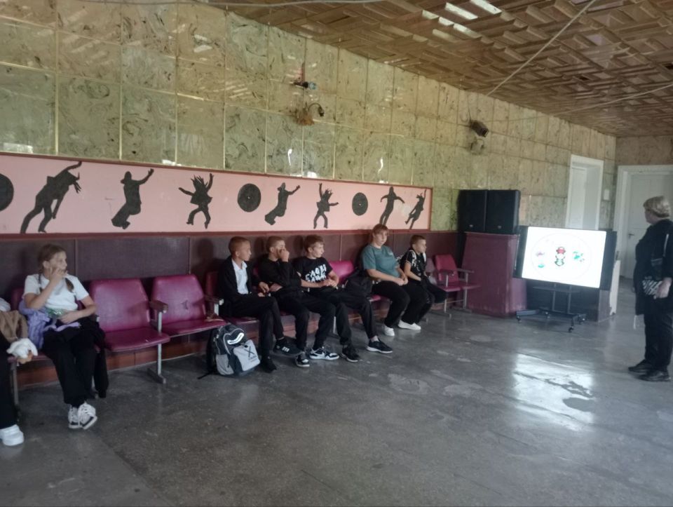 Во Владимировском СДК состоялась викторина по правилам дорожного движения «Берегись автомобиля», целью которой стало приобщение ребят к изучению правил дорожного движения; профилактика детского дорожно- транспортного... Во Владимировском СДК состоялась викторина по правилам дорожного движения «Берегись автомобиля», целью которой стало приобщение ребят к изучению правил дорожного движения; профилактика детского дорожно- транспортного...