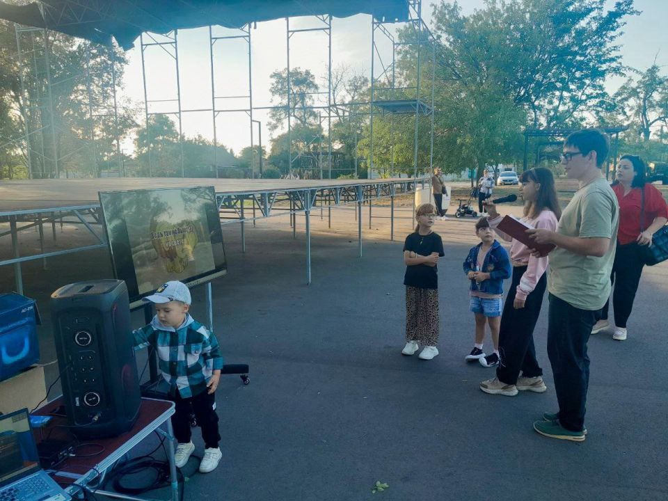 Акимовский ЦДК организовал для ребят интересное мероприятие "Караоке-дилижанс "Почувствуй себя звездой". Акимовский ЦДК организовал для ребят интересное мероприятие "Караоке-дилижанс "Почувствуй себя звездой".