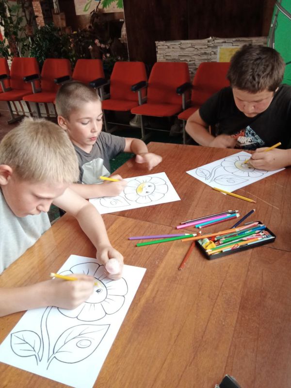 "Ромашка на счастье ". 8 июля в России отмечают День семьи, любви и верности "Ромашка на счастье ". 8 июля в России отмечают День семьи, любви и верности