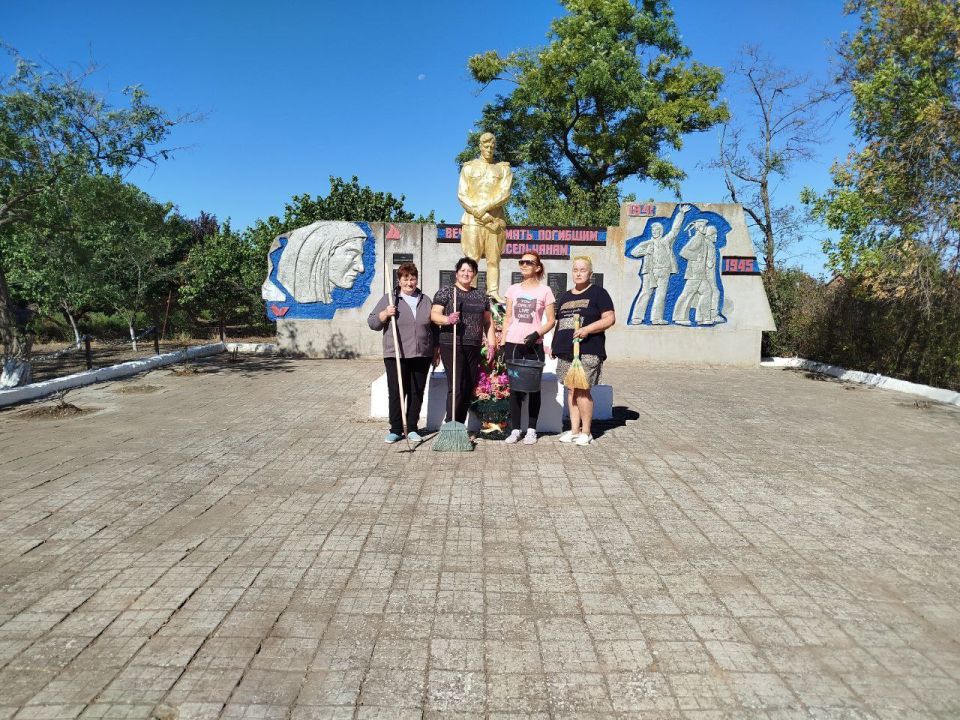 Сотрудники Петровского сельского клуба и Петровской сельской библиотеки организовали совместный субботник