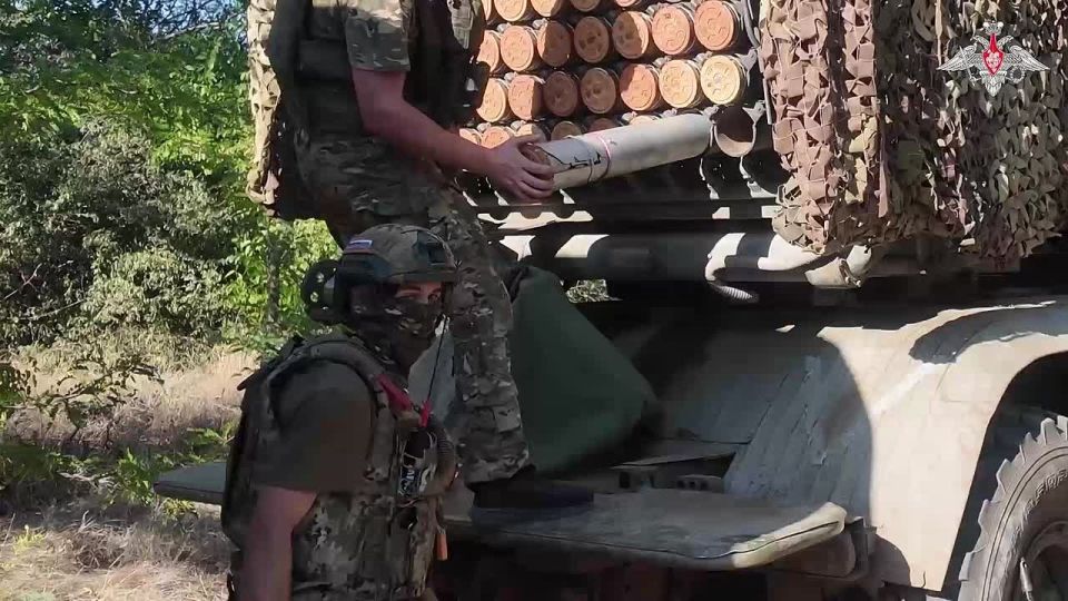 Минобороны России: Расчеты реактивных систем залпового огня БМ-21 «Град» новороссийских десантников уничтожили скопление пехоты ВСУ в Запорожской области