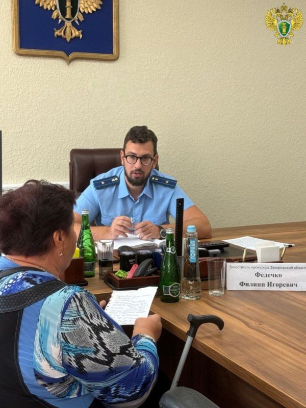 В рамках работы «мобильной приемной» заместитель прокурора Запорожской области Филипп Федечко провел выездной личный прием жителей Приазовского района