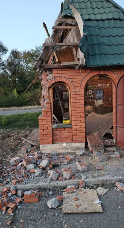 Враг атакует запорожскую Васильевку: разрушена часовня, пострадала женщина Враг атакует запорожскую Васильевку: разрушена часовня, пострадала женщина