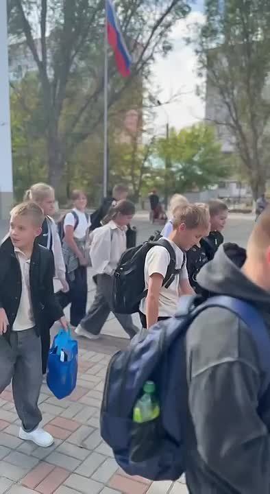 В рамках Недели безопасности дорожного движения, сотрудники отдела Госавтоинспекции Отдела МВД России «Токмакский» провели с учащимися акцию «Пешеход — на переход!»