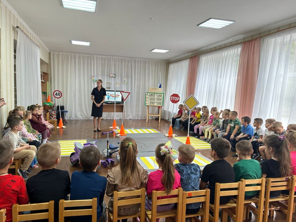 В рамках Всероссийской недели безопасности, сотрудники Госавтоинспекции проводят уроки дорожной грамотности для воспитанников детских садов