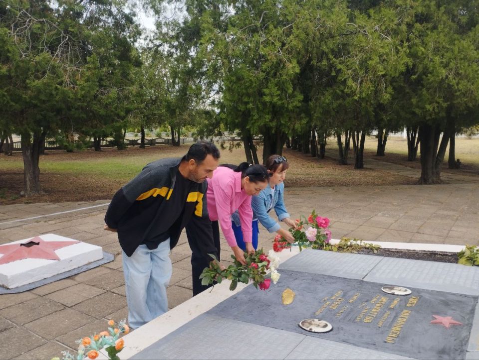 19 сентября сотрудники Розовской библиотеки и СДК торжественно возложили цветы к мемориальному комплексу, отдав дань памяти героям, чьи имена навечно вписаны в историю нашей Родины 19 сентября сотрудники Розовской библиотеки и СДК торжественно возложили цветы к мемориальному комплексу, отдав дань памяти героям, чьи имена навечно вписаны в историю нашей Родины