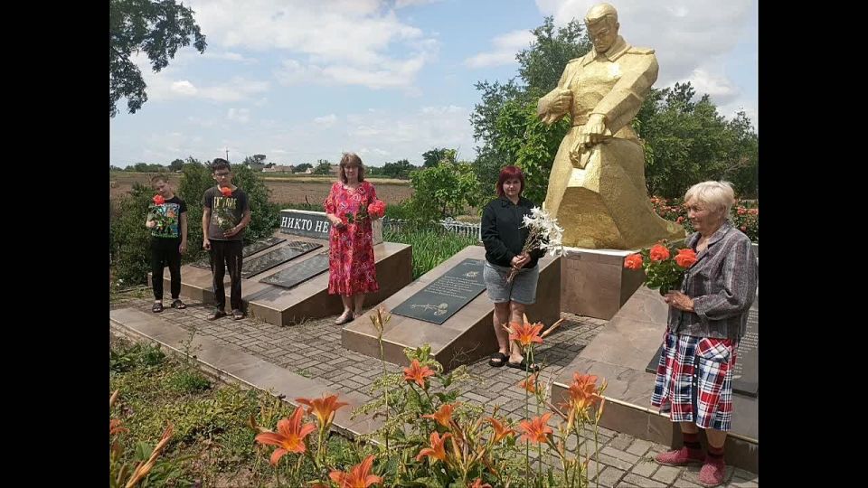 Приморско - Посадская сельская библиотека, предлагает вашему вниманию, видеоролик "Минувших дней святая память" посвященный, восемьдесят второй годовщине, освобождения Приазовского района от немецко-фашистских захватчиков