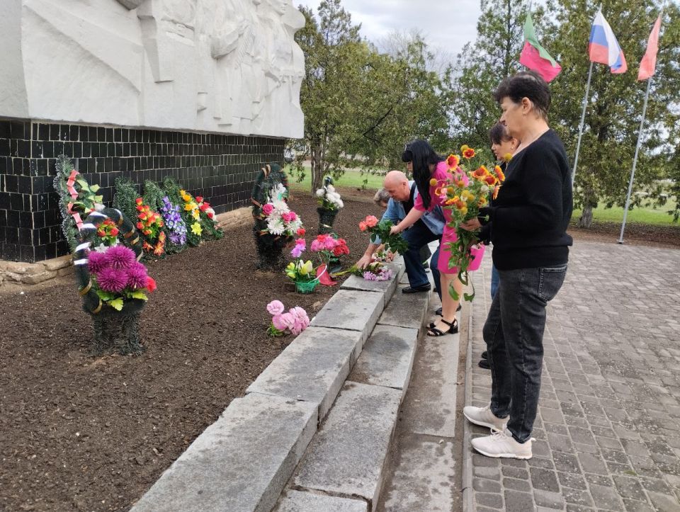 В честь 82- й годовщины освобождения Приазовского округа от немецко-фашистских захватчиков работники Ботиевской администрации и Ботиевского сельского дома культуры возложили цветы к мемориалу ветеранам и участникам Великой... В честь 82- й годовщины освобождения Приазовского округа от немецко-фашистских захватчиков работники Ботиевской администрации и Ботиевского сельского дома культуры возложили цветы к мемориалу ветеранам и участникам Великой...