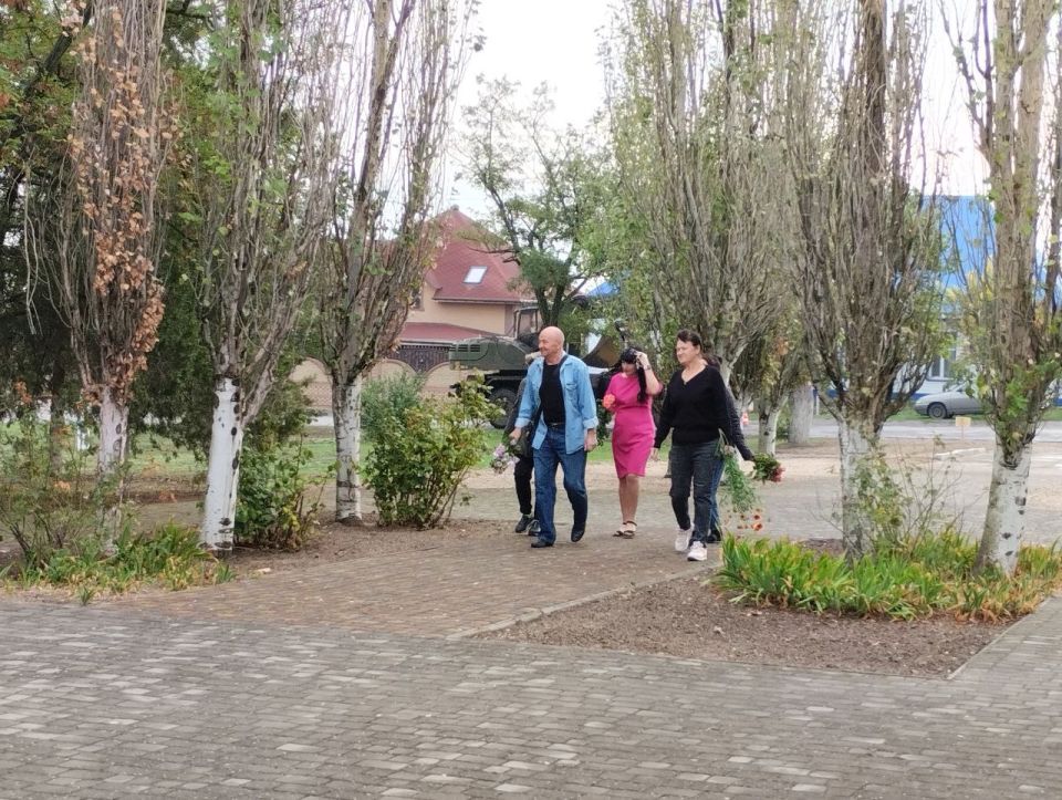 В честь 82- й годовщины освобождения Приазовского округа от немецко-фашистских захватчиков работники Ботиевской администрации и Ботиевского сельского дома культуры возложили цветы к мемориалу ветеранам и участникам Великой... В честь 82- й годовщины освобождения Приазовского округа от немецко-фашистских захватчиков работники Ботиевской администрации и Ботиевского сельского дома культуры возложили цветы к мемориалу ветеранам и участникам Великой...