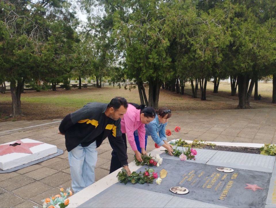 19 сентября сотрудники Розовской библиотеки и СДК торжественно возложили цветы к мемориальному комплексу, отдав дань памяти героям, чьи имена навечно вписаны в историю нашей Родины 19 сентября сотрудники Розовской библиотеки и СДК торжественно возложили цветы к мемориальному комплексу, отдав дань памяти героям, чьи имена навечно вписаны в историю нашей Родины