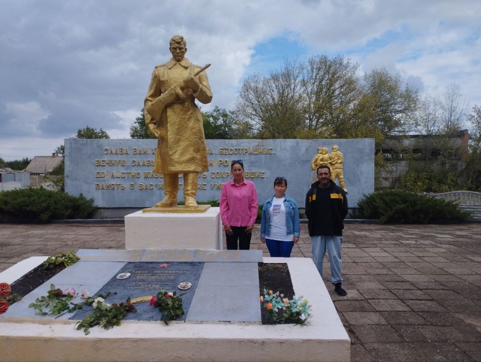 19 сентября сотрудники Розовской библиотеки и СДК торжественно возложили цветы к мемориальному комплексу, отдав дань памяти героям, чьи имена навечно вписаны в историю нашей Родины