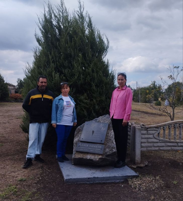 19 сентября сотрудники Розовской библиотеки и СДК торжественно возложили цветы к мемориальному комплексу, отдав дань памяти героям, чьи имена навечно вписаны в историю нашей Родины 19 сентября сотрудники Розовской библиотеки и СДК торжественно возложили цветы к мемориальному комплексу, отдав дань памяти героям, чьи имена навечно вписаны в историю нашей Родины