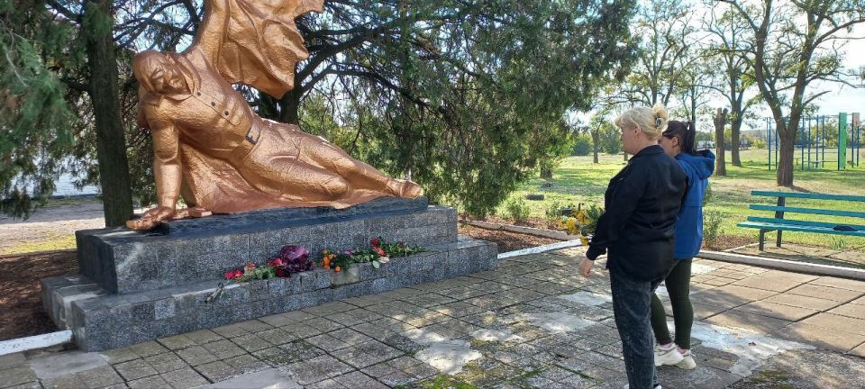 Ко Дню освобождения сел Степановка Вторая и Богдановка от немецко- - фашистских захватчиков коллективы сельских домов культуры возложили цветы к Степановскому Мемориалу и почтили погибших Минутой молчания