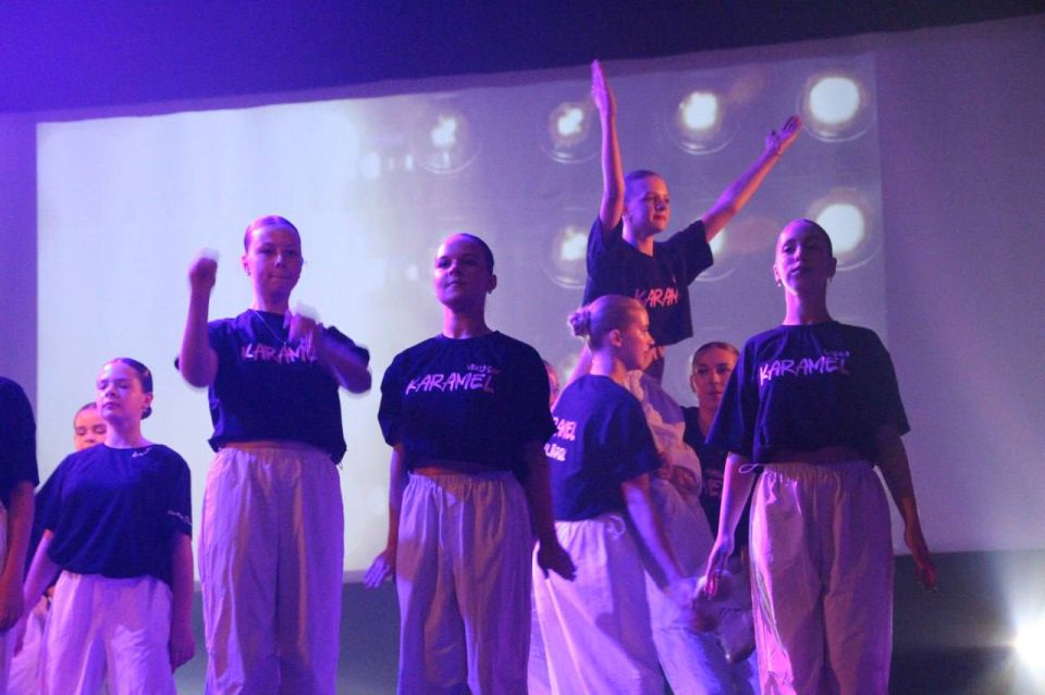 Концерт танцевального коллектива «Карамель» к Международному дню мира состоялся в Мелитополе Концерт танцевального коллектива «Карамель» к Международному дню мира состоялся в Мелитополе