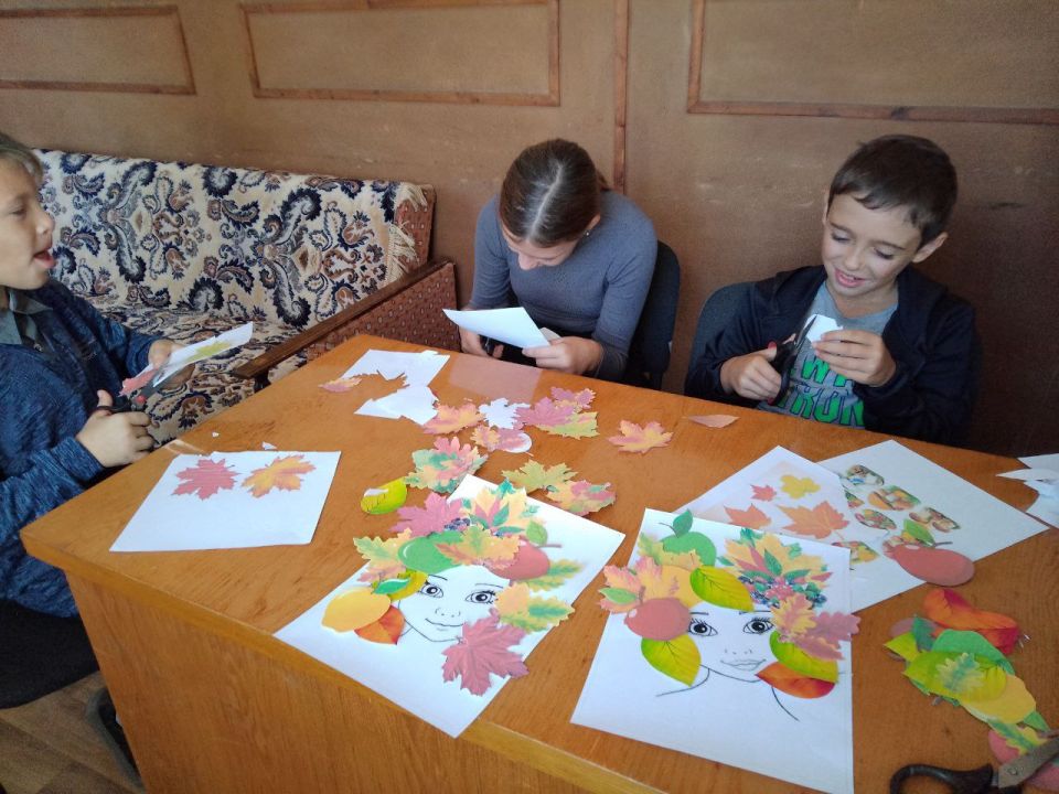 22 сентября в Строгановском доме культуры состоялся осенний мастер-класс «Девушка - Осень» 22 сентября в Строгановском доме культуры состоялся осенний мастер-класс «Девушка - Осень»