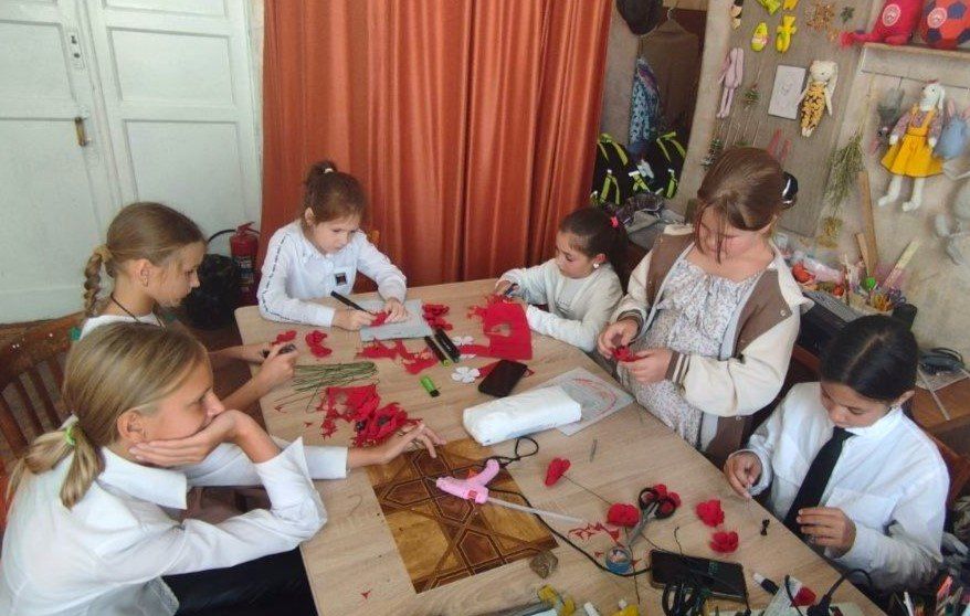 Приступаем к новой теме «Цветы из ткани»