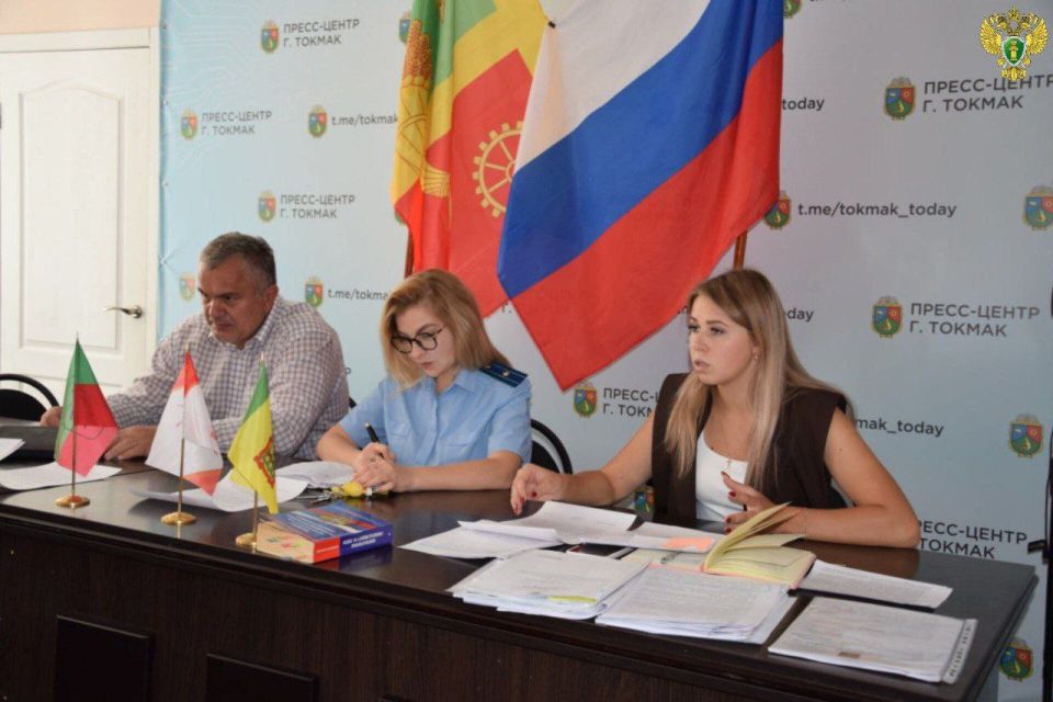Старший помощник прокурора Токмакского района принял участие в заседании комиссии по делам несовершеннолетних и защите их прав при администрации муниципального округа