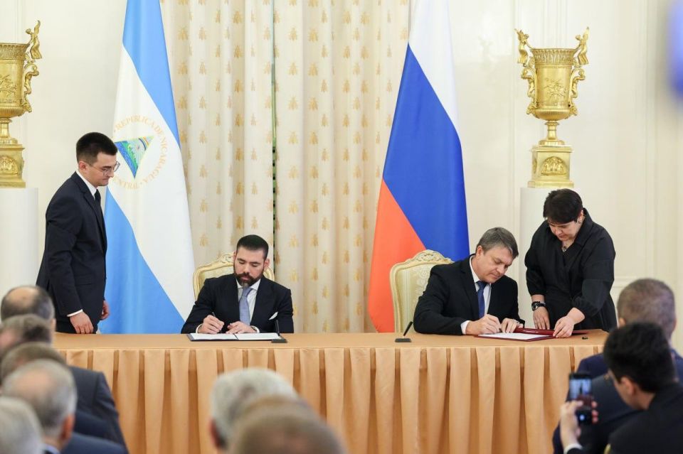 22 сентября в присутствии Министра иностранных дел Российской Федерации С.В.Лаврова состоялась церемония заключения соглашений о сотрудничестве между ДНР, ЛНР, Запорожской, Херсонской областями, г.Севастополем и Республикой... 22 сентября в присутствии Министра иностранных дел Российской Федерации С.В.Лаврова состоялась церемония заключения соглашений о сотрудничестве между ДНР, ЛНР, Запорожской, Херсонской областями, г.Севастополем и Республикой...