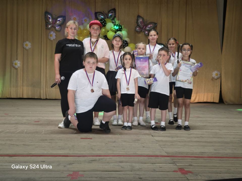 До нас дошли награды Победители получили памятные медали, памятные дипломы и кубки, а Танцевальный коллектив "Ассорти " был награжден дипломом лауреата III степени. До нас дошли награды Победители получили памятные медали, памятные дипломы и кубки, а Танцевальный коллектив "Ассорти " был награжден дипломом лауреата III степени.