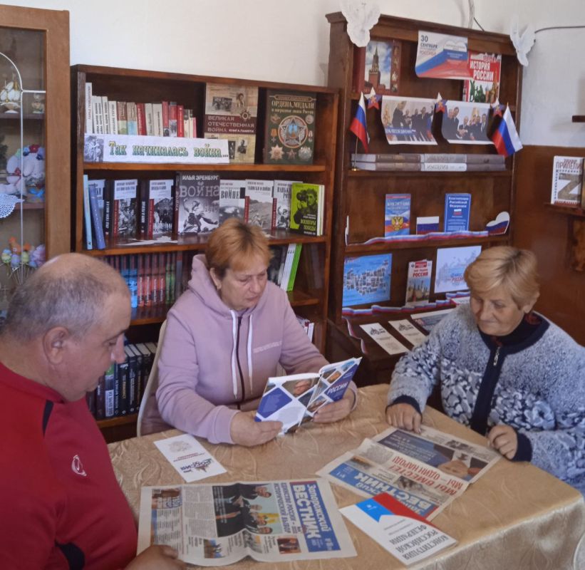 В Дмитриевской. сельской библиотеке накануне праздника - В Дмитриевской. сельской библиотеке накануне праздника -