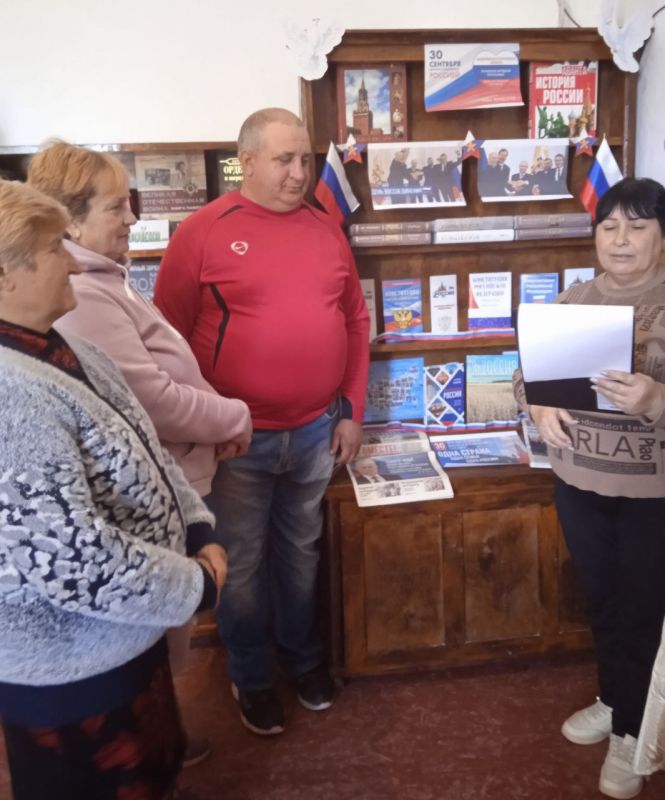 В Дмитриевской. сельской библиотеке накануне праздника - В Дмитриевской. сельской библиотеке накануне праздника -