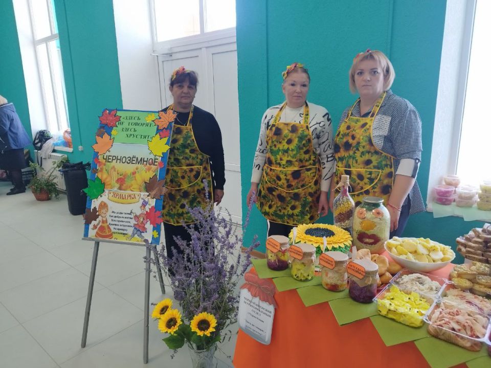 В рамках празднования Дня Акимовского муниципального округа в фойе Акимовского ЦДК состоялась выставка- презентация "Лето в банке"