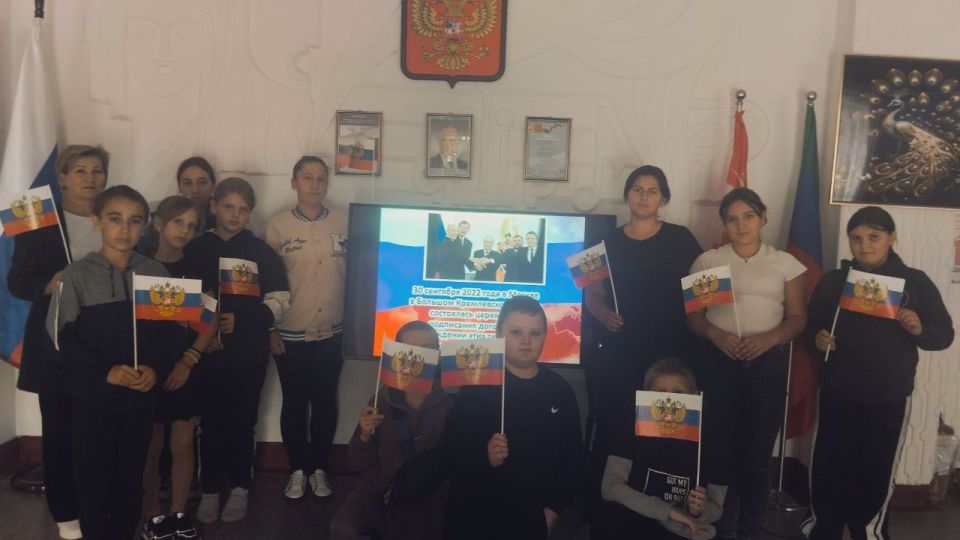 В Розовском СДК состоялся информационный час "Я, ты, он, она - мы единая страна", посвящённый Дню воссоединения ДНР, ЛНР, Запорожской и Херсонской областей с Российской Федерации