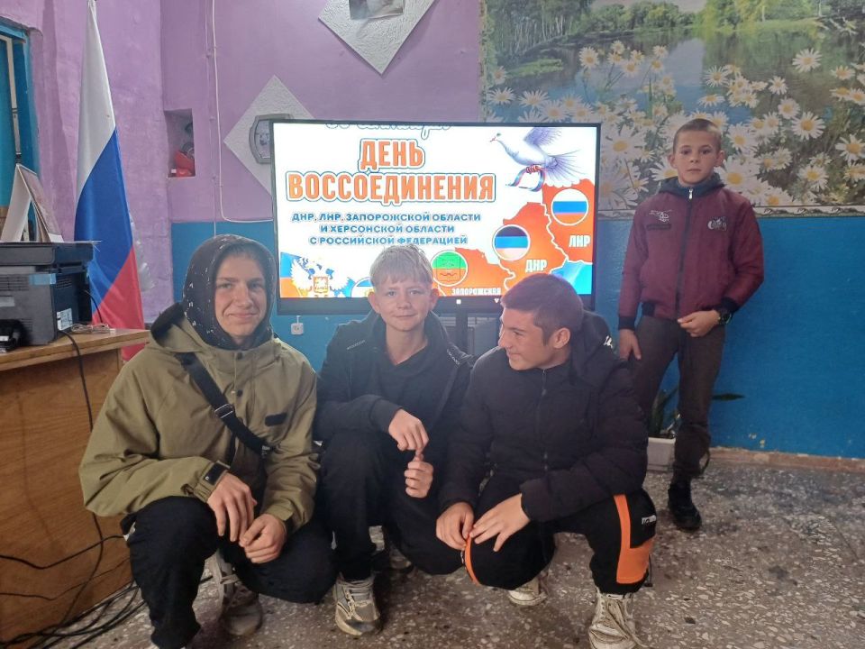 Сегодня в Федоровском СДК прошёл информационный час, посвящённый теме воссоединения Донецкой и Луганской Народных Республик, а также Запорожской и Херсонской областей