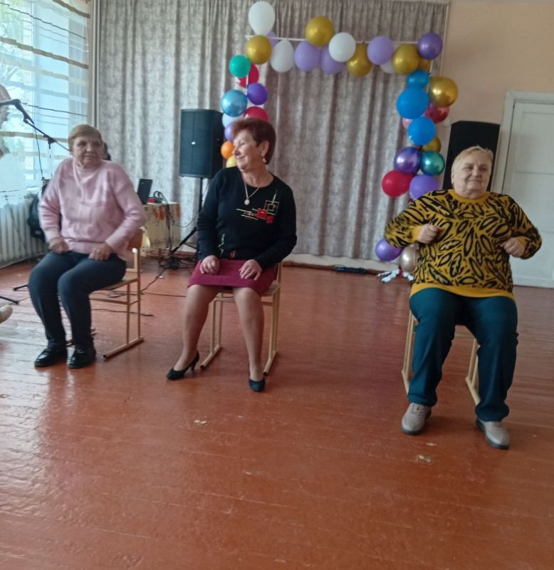 В золотую осеннюю пору мы чествуем тех, кто сумел сохранить огонь души, который нам был дарован свыше , а в сердцах- огромный запас жизнелюбия, мудрости и доброты В золотую осеннюю пору мы чествуем тех, кто сумел сохранить огонь души, который нам был дарован свыше , а в сердцах- огромный запас жизнелюбия, мудрости и доброты